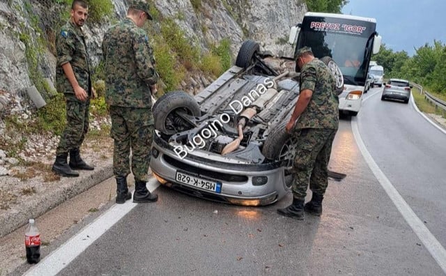 PREVRNUTO VOZILO NA MAKLJENU Pripadnici Oružanih snaga pružili pomoć ozlijeđenima