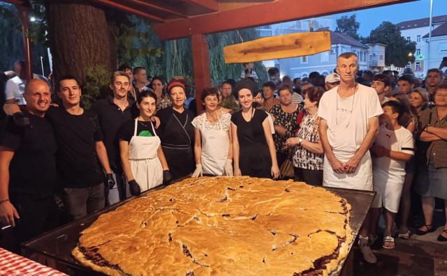 Livno postavilo novi rekord po broju ćevapa u jednoj lepinji, pogledajte pripremu sa 65 kilograma mesa