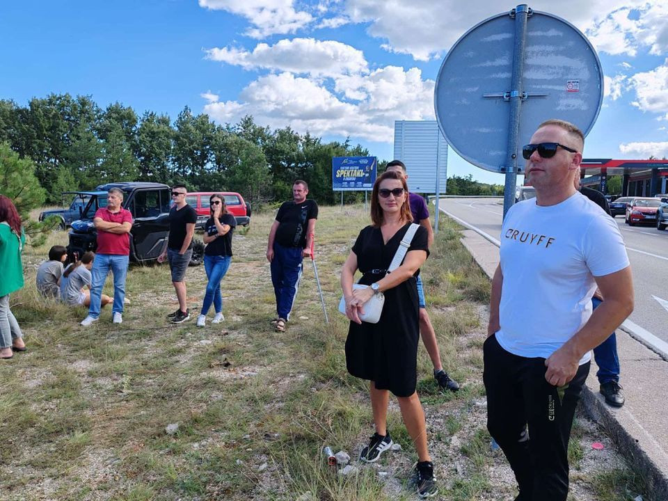  “Ne dalekovodu i vjetroparkovima. Zaštitimo prirodu Buškog jezera i Zavelima.”