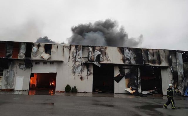 Velik broj vatrogasaca bori se s požarom u Osijeku