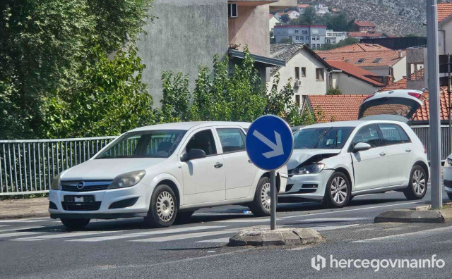 Kolona vozila zbog prometne nezgode u blizini Franjevačke crkve u Mostaru