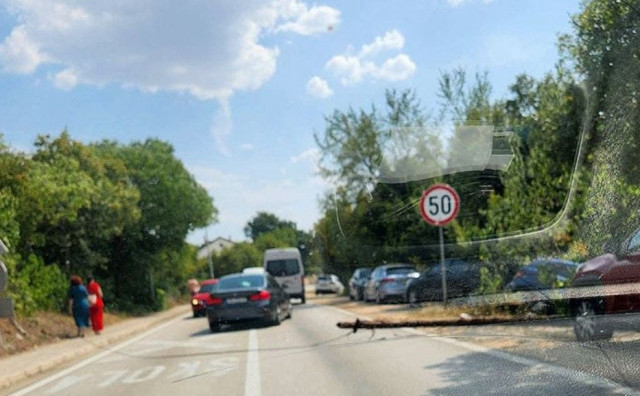 POLOG Nakon sudara jedan automobil udario u stup koji je pao na cestu