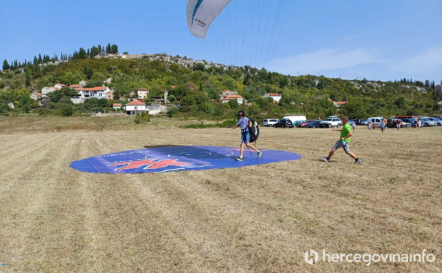 Paraglajding spektakl u Krehin Gradcu pomjeren za nedjelju