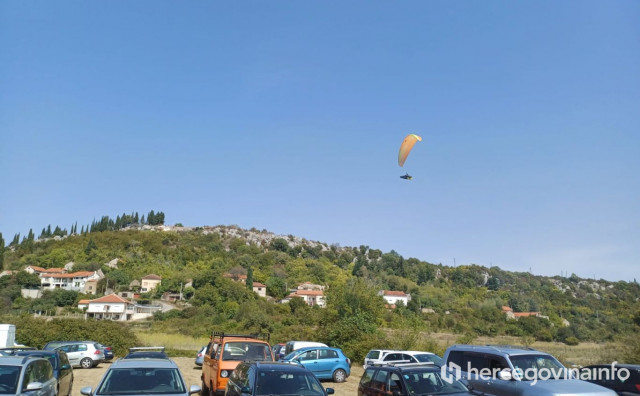 Paraglajding spektakl u Krehin Gradcu kod Čitluka