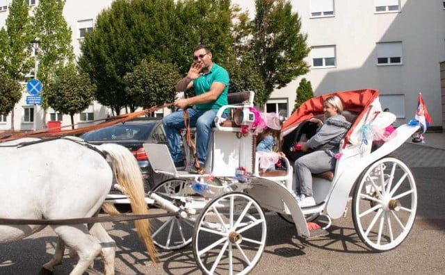 PRIZOR IZ BAJKE Tata po mamu i bebu došao bijelom kočijom