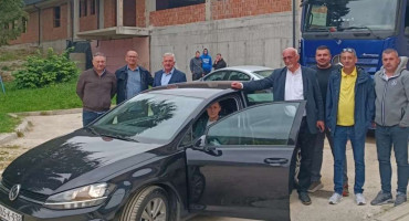 Gospodarstvenici iz Gruda ženi koja je spašavala ljude u poplavama kupili novi automobil