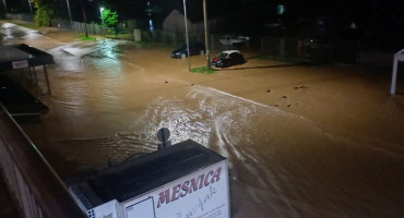 DRAMATIČNO U KISELJAKU I FOJNICI Poplavljene ceste i dvorišta, škola odgođena, voda nije za piće