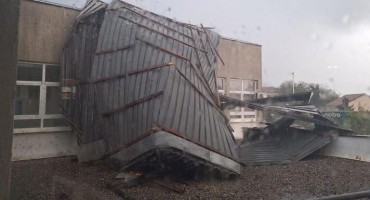 Nevrijeme odnijelo krov na zgradi Gimnazije Nevesinje 