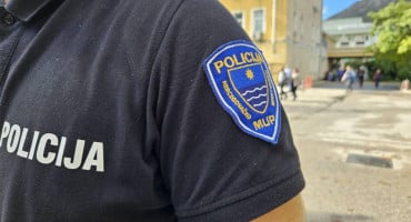 Policija kontrolira ulazak u dvorište bolnice u Južnom logoru