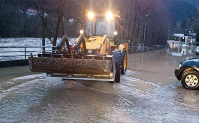 M17 NEPROHODNA Zbog odrona zemlje i kamenja promet obustavljen na cesti Konjic-Jablanica-Mostar