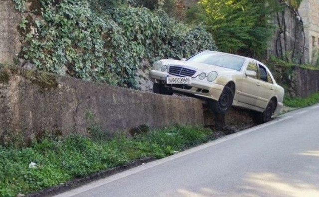 STUDENCI Automobil promašio skretanje i sletio s ceste