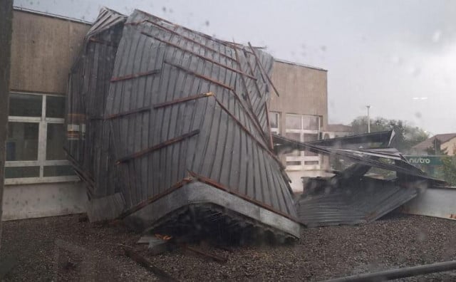 OBUSTAVA NASTAVE Nevrijeme koje je pogodilo Hercegovinu odnijelo krov na Gimnaziji