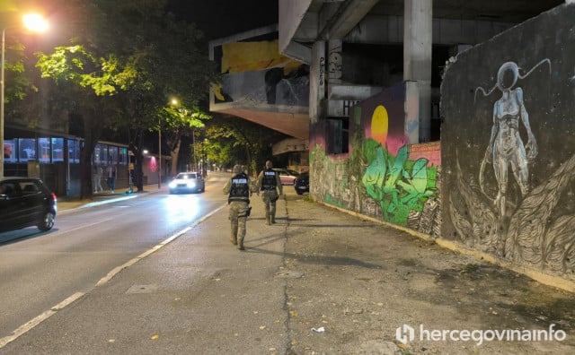 MOSTAR Policija privela nekoliko mladića i djevojaka, bacali boce sa 'Staklene banke'