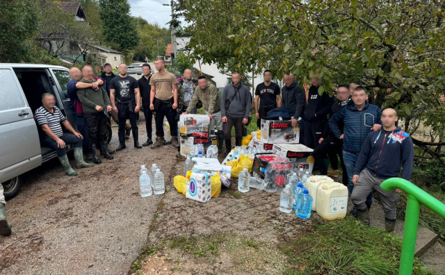 POMOĆ IZ MOSTARA Navijači Zrinjskog se probili do Kostajnice i donijeli 10 agregata koji su neophodni stanovništvu