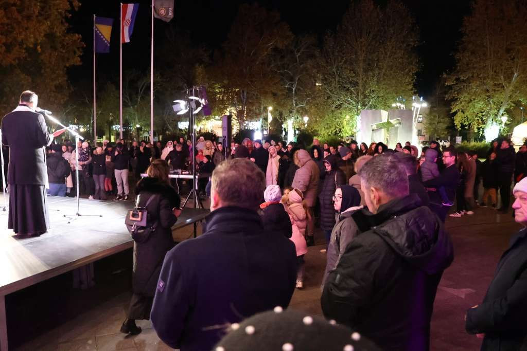 Paljenjem prve svijeće otvoren Advent u Mostaru 
