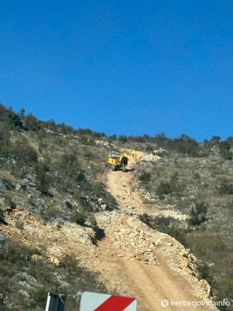 Prosvjed mještana zbog solara u Miljkovićima, bager čisti neegalni put