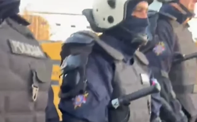 Čitatelji zbog pendreka policajca na prosvjedima ukazuju na mrak demokracije u Srbiji