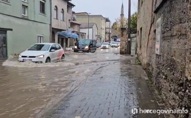 Mostarsko naselje pod vodom, na telefon gradske službe za komunalne poslove se nitko ne javlja