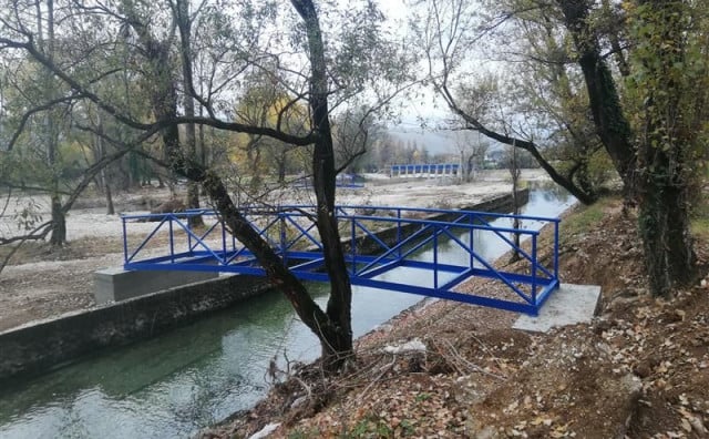 Postavljena su sva tri manja pješačka mosta na Bunici