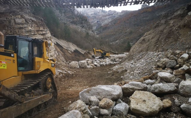 Pogledajte kako teku prvi radovi na obnovi pruge u Jablanici