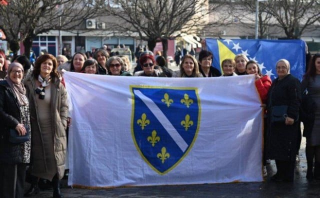 BANJA LUKA Skupina žena razvila zastavu s ljiljanima, intervenirala policija