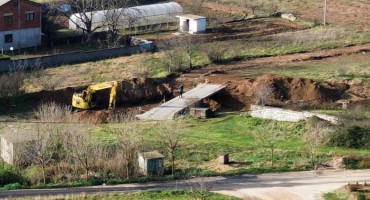 Nelegalni most u Blagaju u koritu potoka Posrt