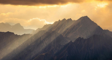 planina sunce i snijeg