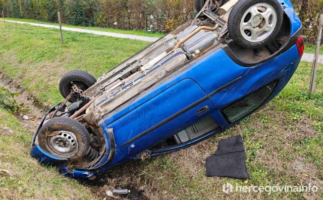 Automobil završio u kanalu u mostarskom naselju