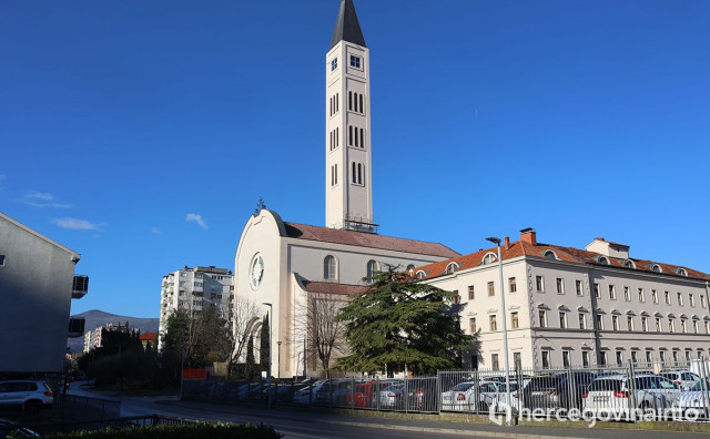 Zvonik Franjevačke crkve u Mostaru za Božić dobio novo ruho