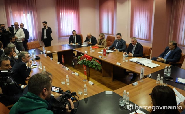 Političarima u Federaciji plaće veće za oko 500 KM