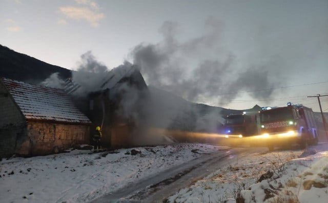 POŽAR KOD LIVNA Gorjela štala, vatra uhvatila sijeno i grede