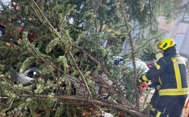 BURA U MOSTARU Vatrogasci imali pune ruke posla