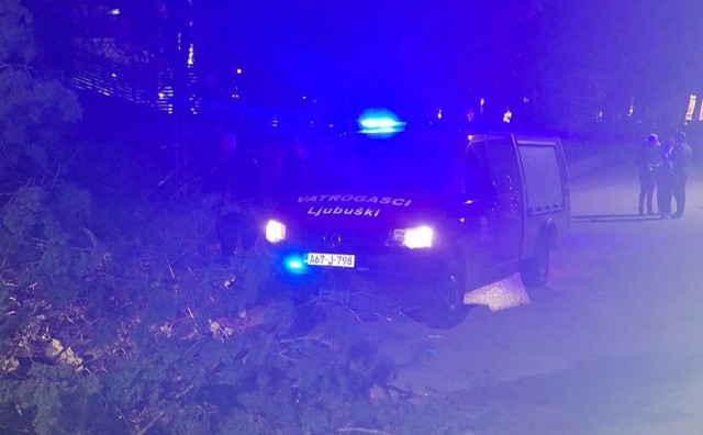 Vatrogasci u Ljubuškom tijekom noći gasili požar na obiteljskoj kući