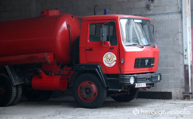 Požar između kuća u Vojnom, vatrogasci ga uz pomoć mještana ugasili