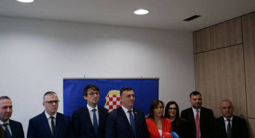 Predrag Čović Vlada ŽZH press konferencija Zakon o zaštiti obitelji s djecom