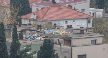 Smeće na krovu zgrade u Ulici kneza Višeslava Humskog 31/a 