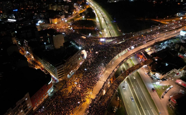 Studenti u 24-satnoj blokadi, pogledajte kako svijetli beogradska Autokomanda