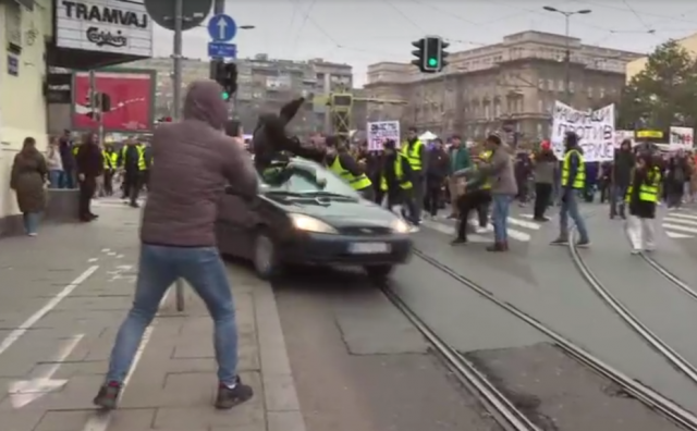 Užasne scene u Beogradu, autom se zaletio među studente i ozlijedio djevojku