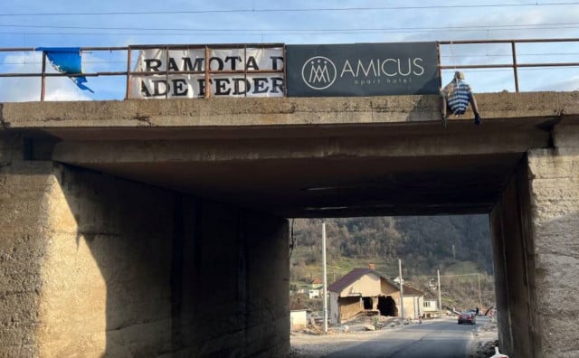 DONJA JABLANICA Na nadvožnjak postavljena lutka u zatvorskom odjelu