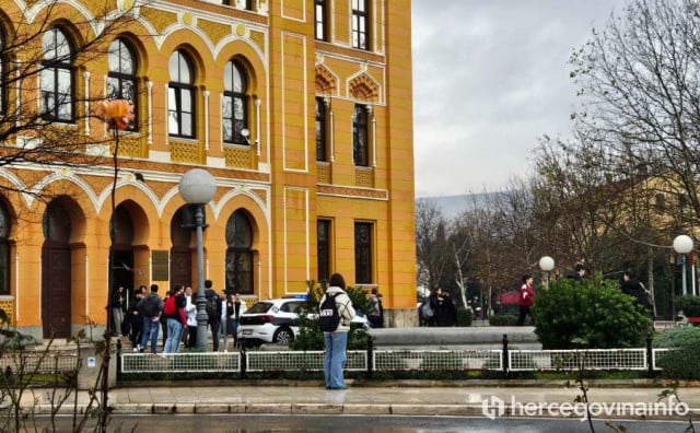 DOJAVA BOMBE U GIMNAZIJI MOSTAR Policija na terenu, učenici evakuirani