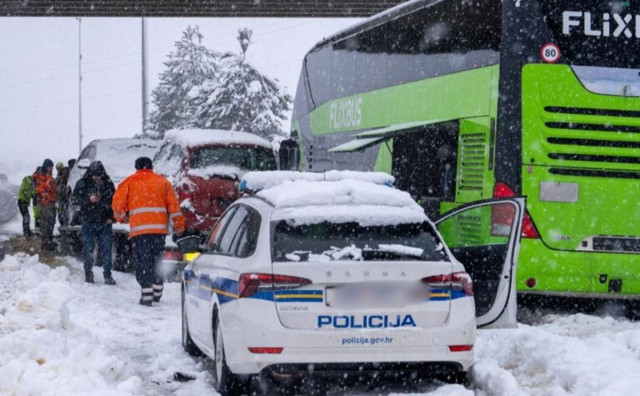 AUTOCESTA A1 KOD MACOLE Lančani sudar autobusa i pet automobila