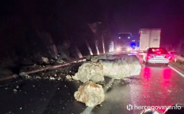 JEDNOM TRAKOM  Ogromne stijene pale na cestu kod Salakovca