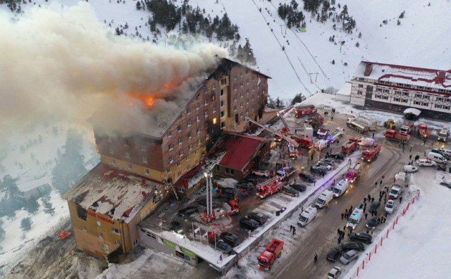 TRAGEDIJA U TURSKOJ Požar odnio najmanje 66 života, niz prozore još vise plahte