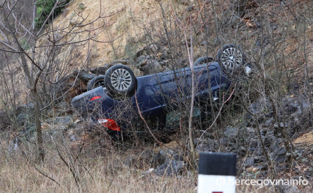 NESREĆA NA ŽOVNICI Osobni automobil sletio s ceste i završio na krovu