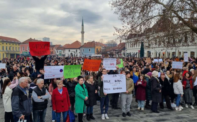 TUZLA NA NOGAMA Umirovljenici, studenti i srednjoškolci okupili se na prosvjedu