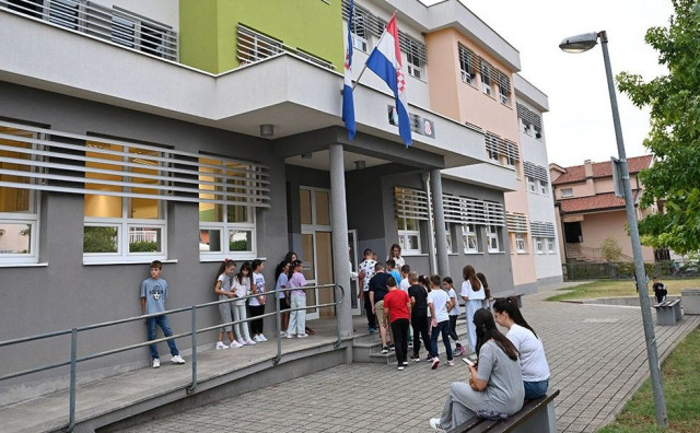 ZAPADNA HERCEGOVINA UVODI MJERE U ŠKOLAMA Bit će pojačana prisutnost policajaca, zaključavaju se vrata i vodi evidencija