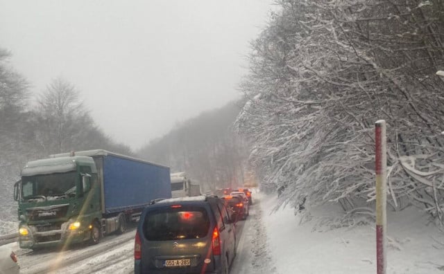 PROMETNI KOLAPS NA BRADINI Vozi se otežano zbog snijega, formirane kolone vozila