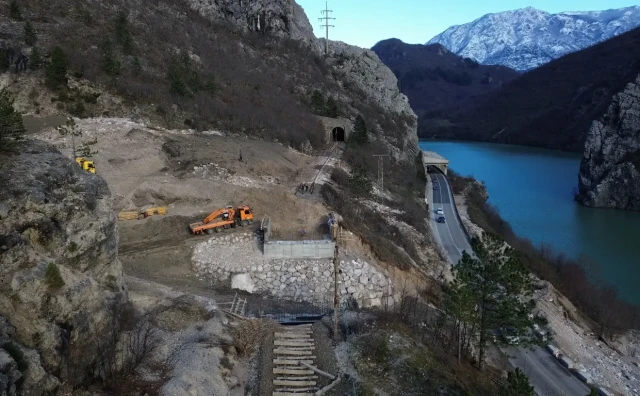 TURCI PRIVODE KRAJU RADOVE Glavni inženjer predviđa skori kraj na sanaciji željezničke pruge u Jablanici