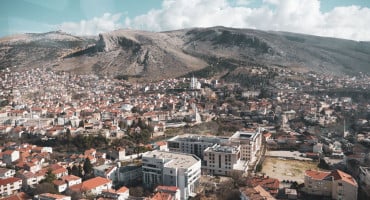 Pogled na Mostar sa zvonika franjevačke crkve