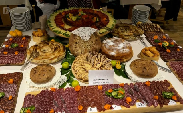 U Livnu održana 4. kobasijada, izlagači birali tko ima najbolju